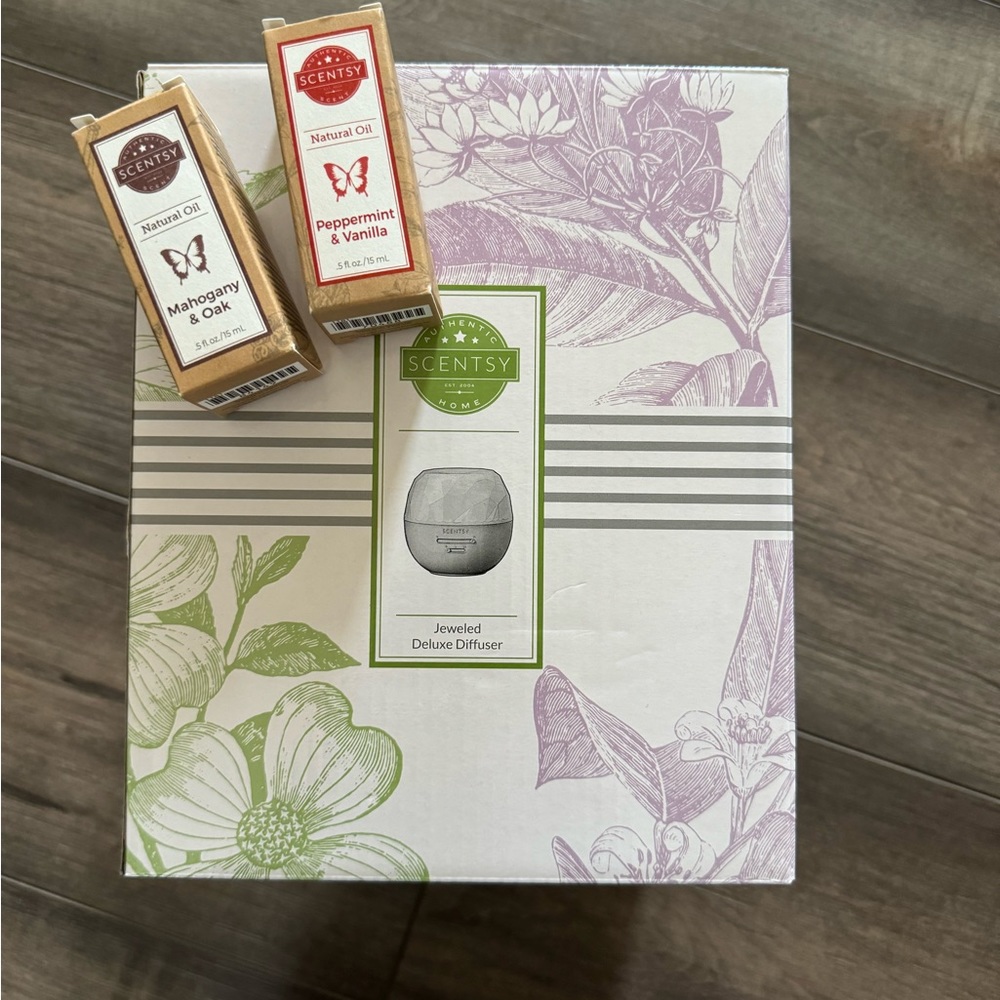 Scentsy Jeweled Deluxe Diffuser & oils